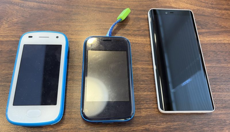 キッズケータイとRakuten Hand 5Gを並べて比較した(外観比較)