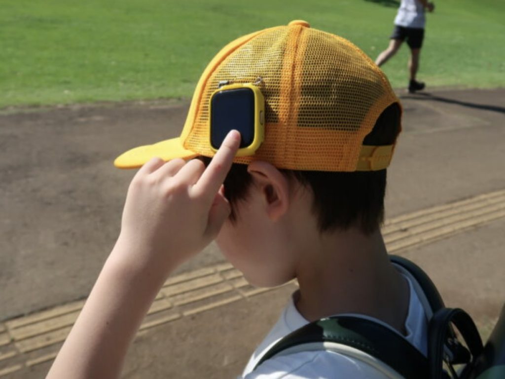 【IoTデバイス】交通安全サポート SayuU（サユー）を子供が帽子に着用している様子