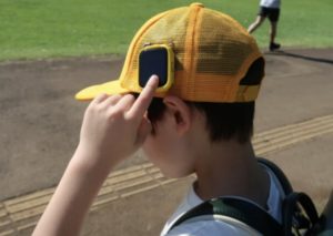 【IoTデバイス】交通安全サポート SayuU（サユー）を子供が帽子に着用している様子